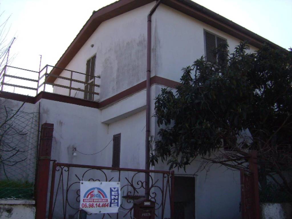 casa indipendente in vendita ad Anzio in zona Villa Claudia