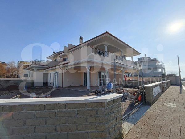 casa indipendente in vendita ad Anzio in zona Cincinnato