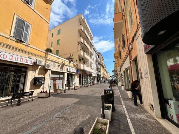 negozio in vendita ad Anzio