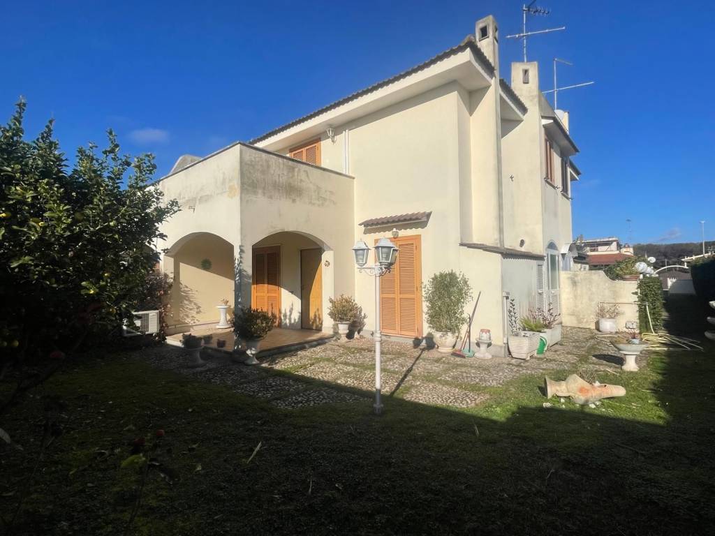 casa indipendente in vendita ad Anzio in zona Stazione
