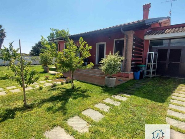 casa indipendente in vendita ad Anzio in zona Villa Claudia