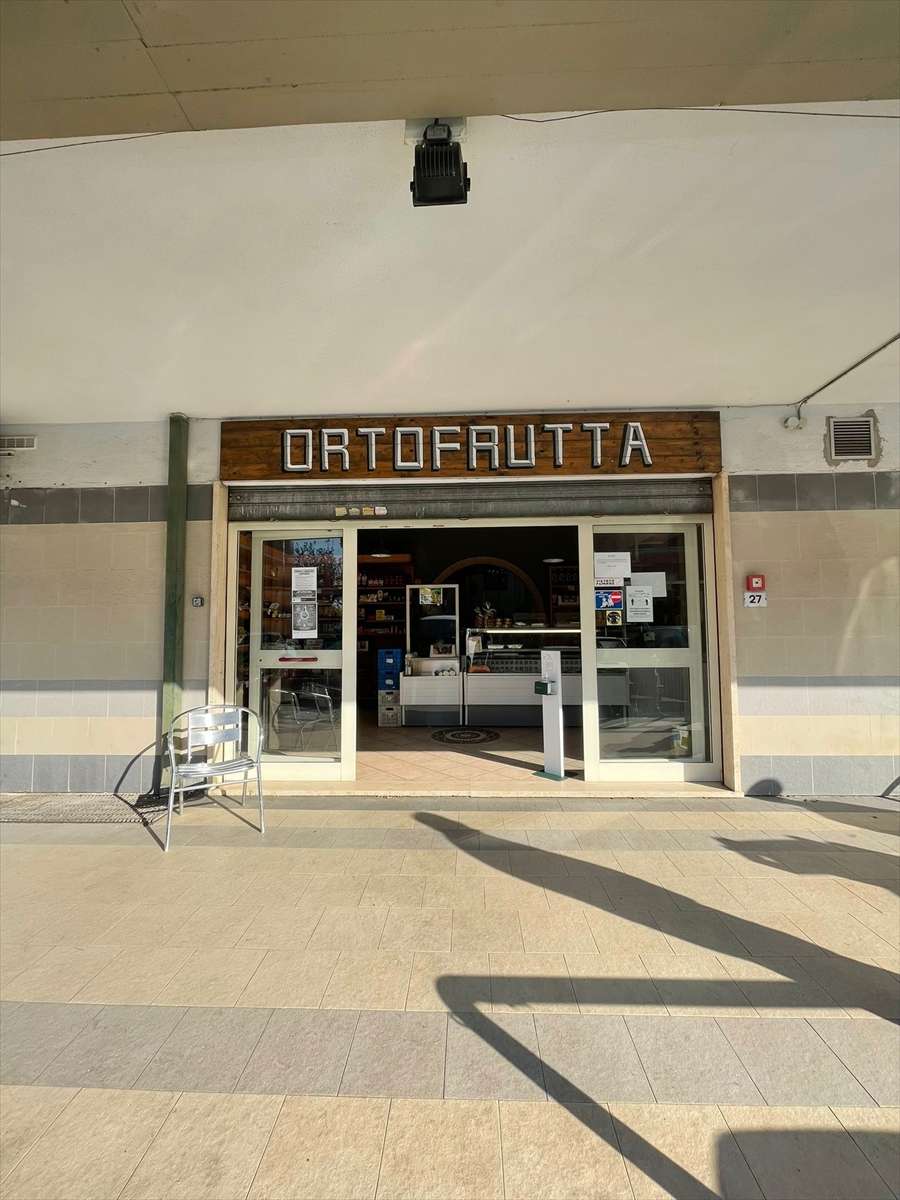 locale commerciale in vendita ad Anzio