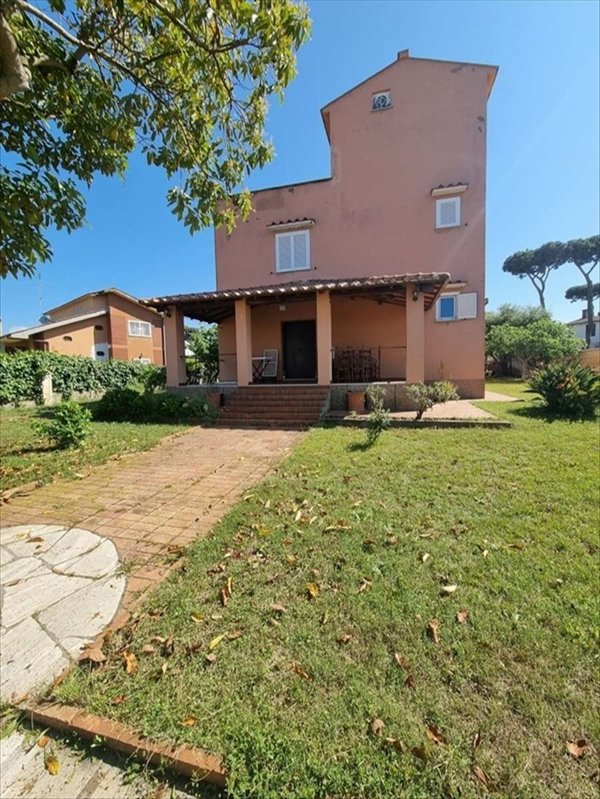 casa indipendente in vendita ad Anzio in zona Mare