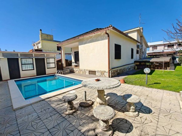 casa indipendente in vendita ad Anzio in zona Lido dei Pini