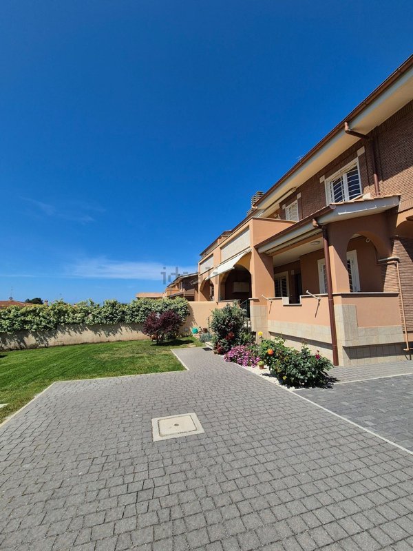 casa indipendente in vendita ad Anzio in zona Villa Claudia