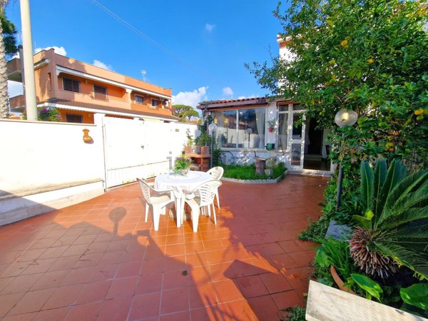 appartamento in vendita ad Anzio in zona Villa Claudia
