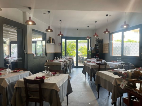 negozio in vendita ad Anzio in zona Villa Claudia