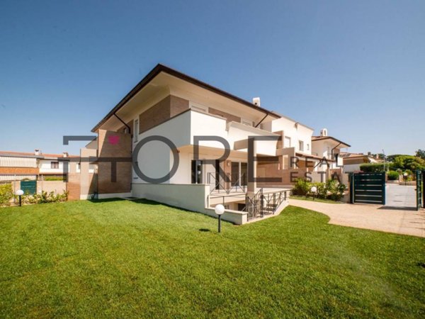 casa indipendente in vendita ad Anzio in zona Mare