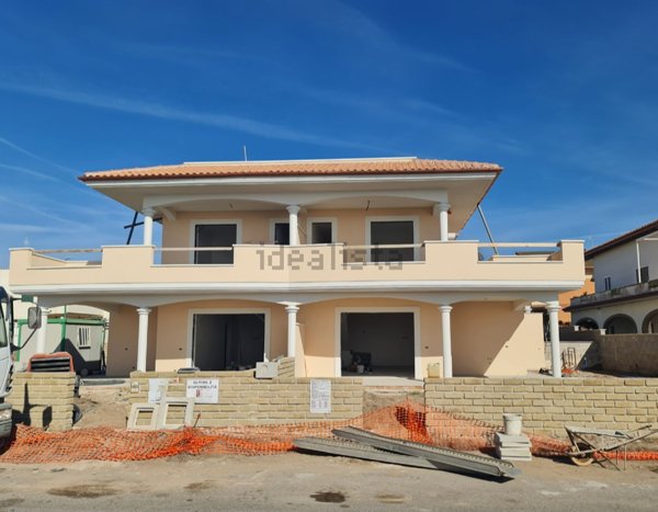 casa indipendente in vendita ad Anzio in zona Cincinnato