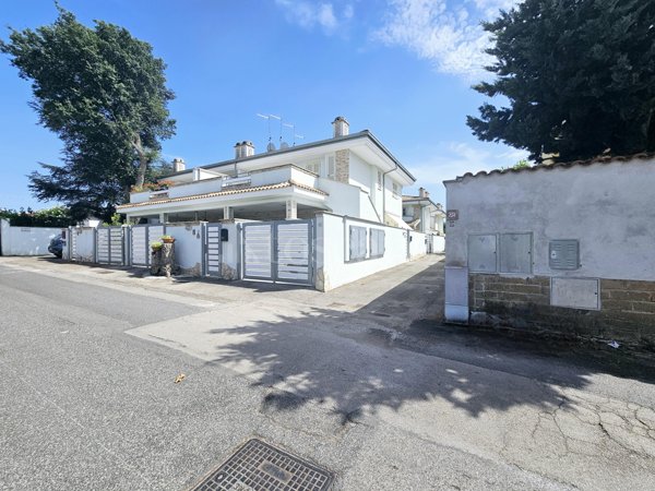 casa indipendente in vendita ad Anzio in zona Villa Claudia