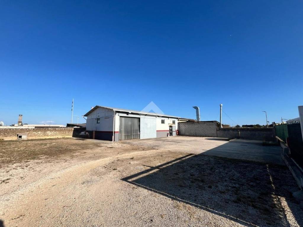 locale commerciale in vendita ad Anzio in zona Stazione