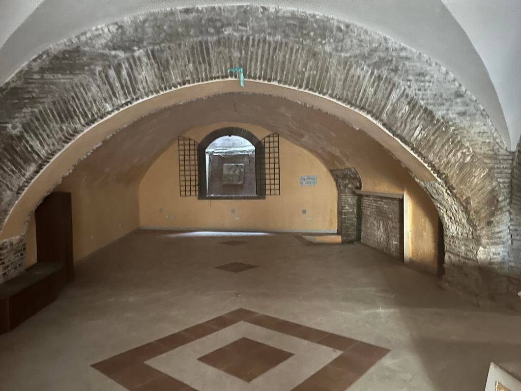 negozio in vendita ad Anzio