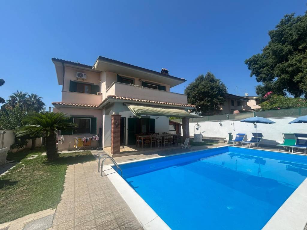 casa indipendente in vendita ad Anzio in zona Lido dei Pini