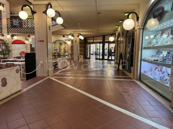 negozio in vendita ad Anzio
