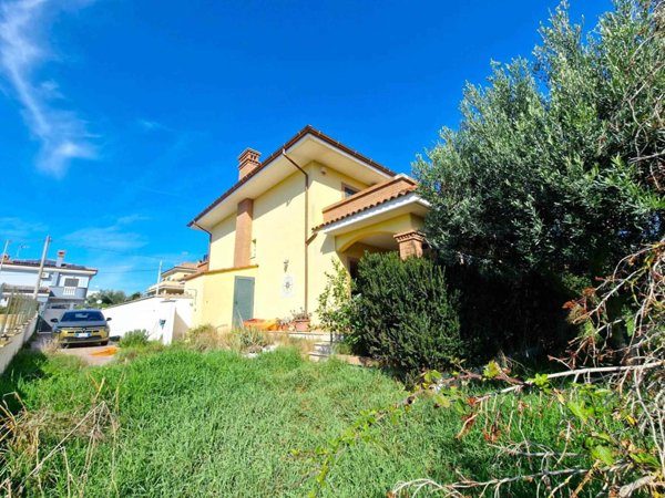 villa in vendita ad Anzio in zona Mare