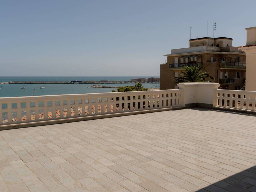 negozio in vendita ad Anzio in zona Mare