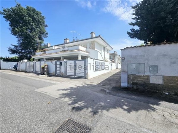 casa indipendente in vendita ad Anzio in zona Villa Claudia