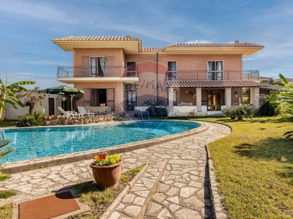 casa indipendente in vendita ad Anzio in zona Anzio Colonia