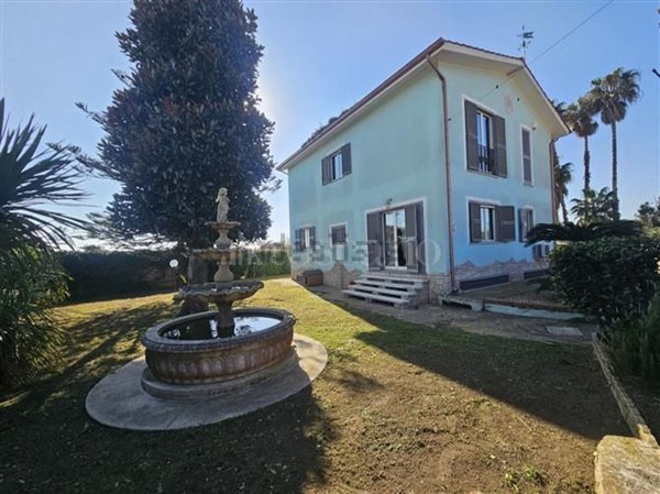 casa indipendente in vendita ad Anzio in zona Villa Claudia