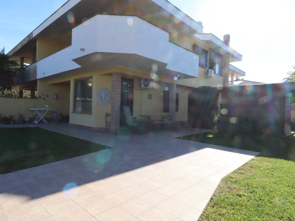 casa indipendente in vendita ad Anzio in zona Mare