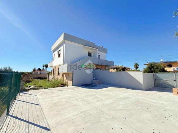 appartamento in vendita ad Anzio in zona Villa Claudia