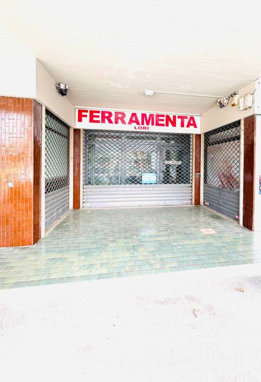 negozio in vendita ad Anzio