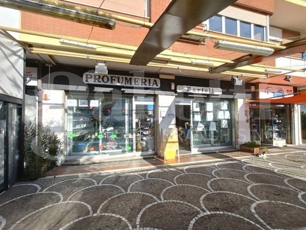 locale commerciale in vendita ad Anzio in zona Mare