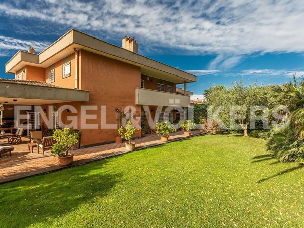 casa indipendente in vendita ad Anzio in zona Mare