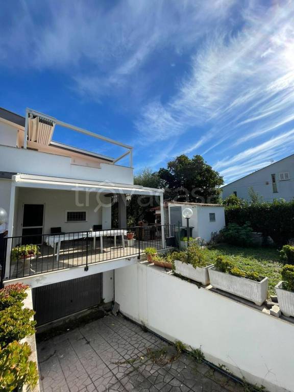 casa indipendente in vendita ad Anzio in zona Stazione