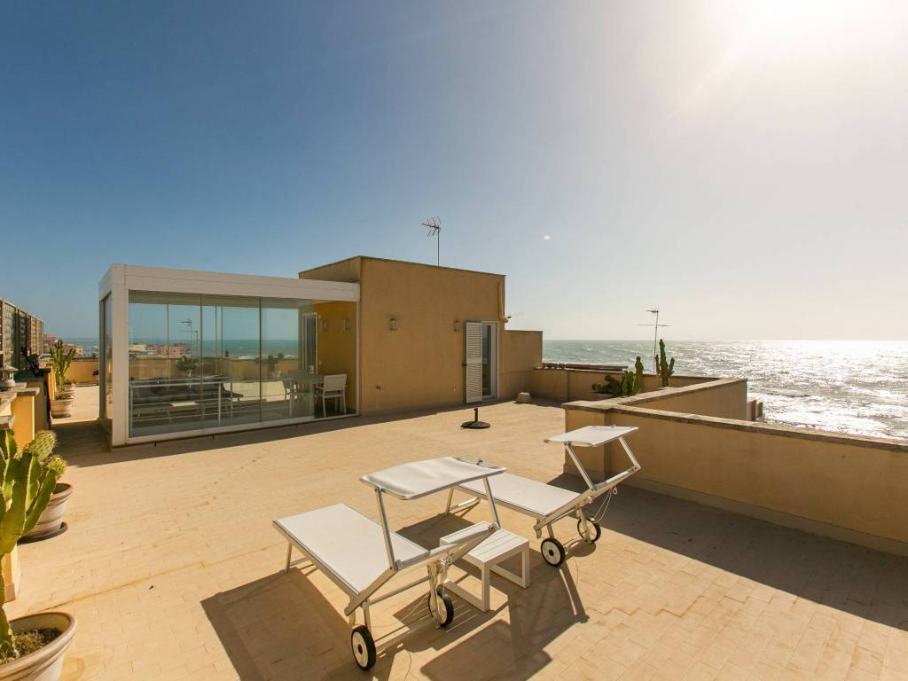 appartamento in vendita ad Anzio in zona Mare