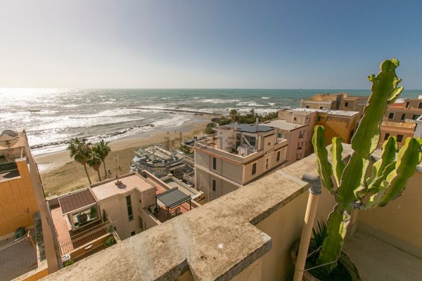 appartamento in vendita ad Anzio in zona Mare