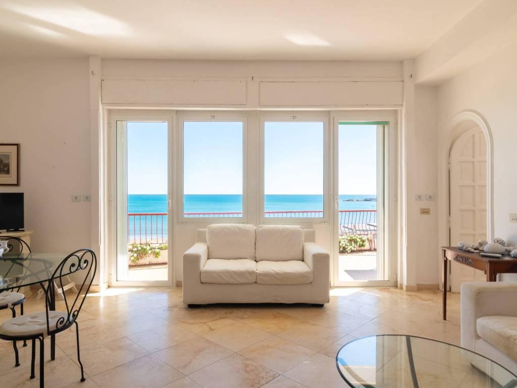 appartamento in vendita ad Anzio in zona Mare