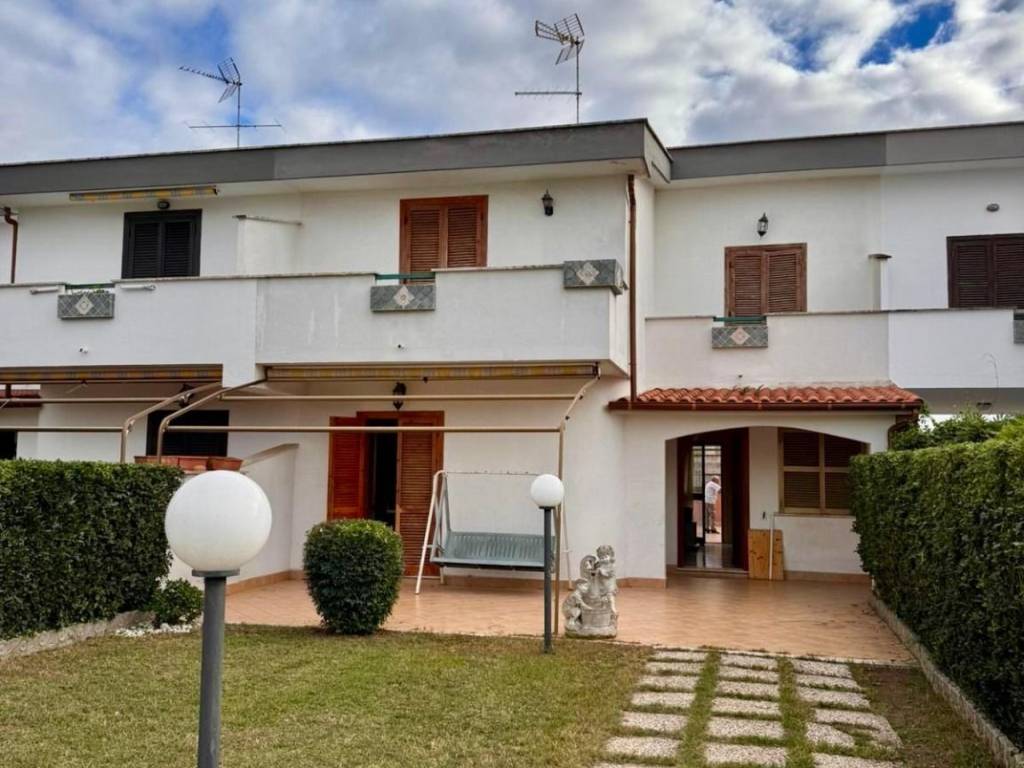 casa indipendente in vendita ad Anzio in zona Villa Claudia