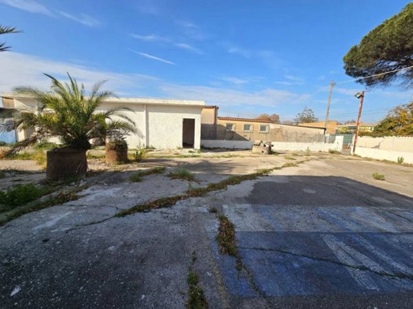 negozio in vendita ad Anzio in zona Stazione