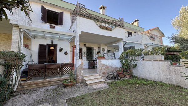 casa indipendente in vendita ad Anzio in zona Villa Claudia