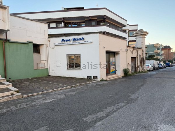locale commerciale in vendita ad Anzio