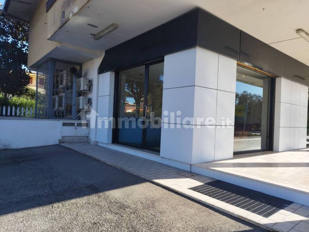 negozio in vendita ad Anzio in zona Mare