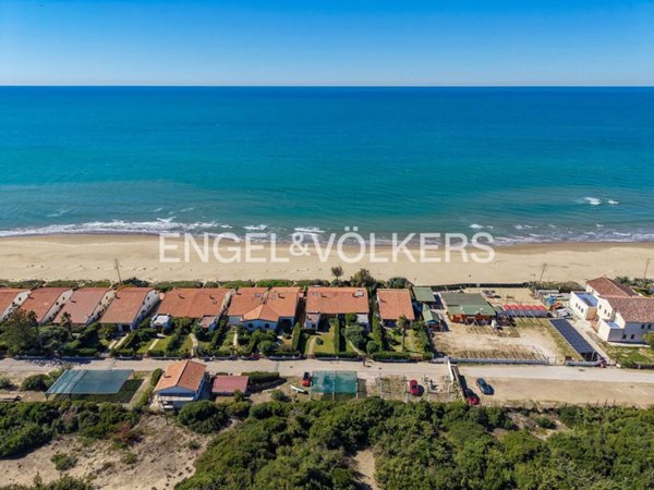 casa indipendente in vendita ad Anzio in zona Mare
