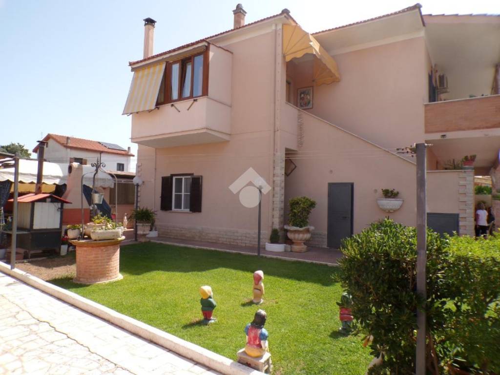 casa indipendente in vendita ad Anzio in zona Mare