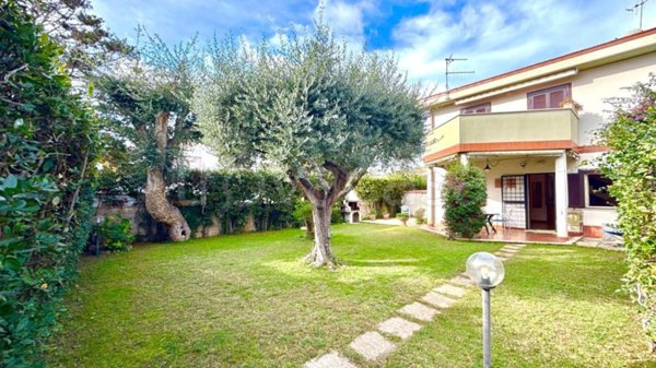 casa indipendente in vendita ad Anzio in zona Mare