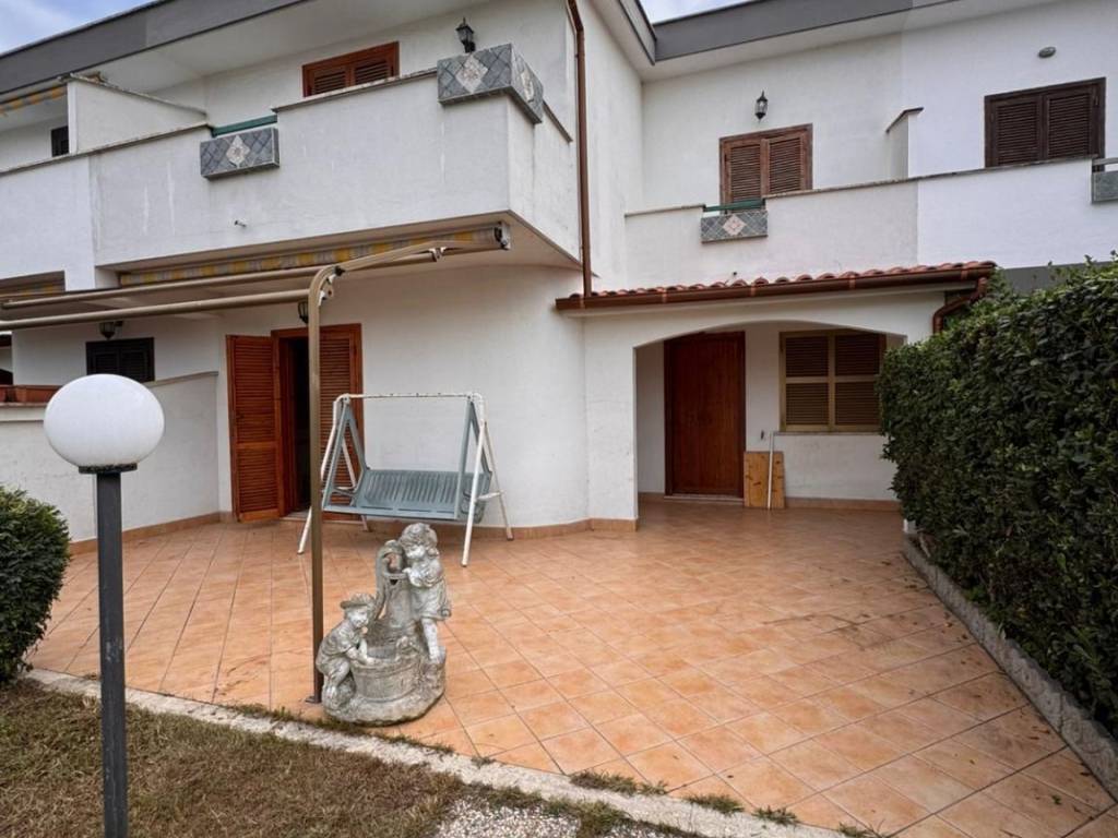 casa indipendente in vendita ad Anzio in zona Villa Claudia