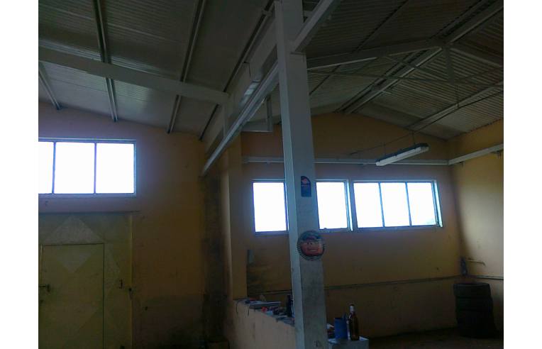 locale commerciale in vendita ad Anzio