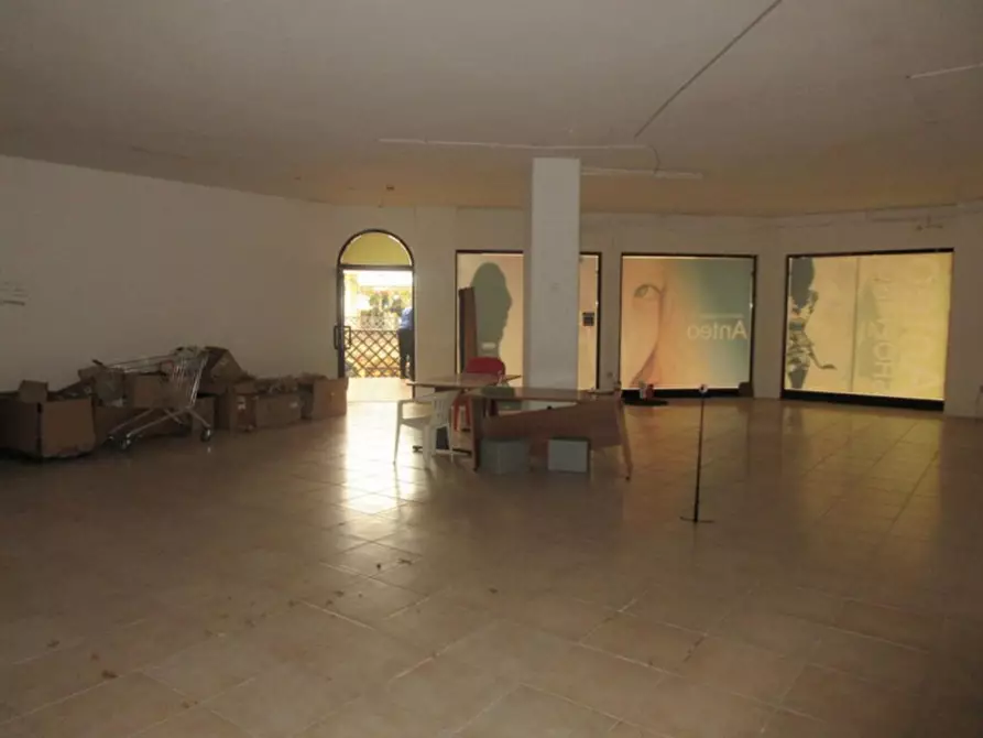 locale commerciale in vendita ad Anzio