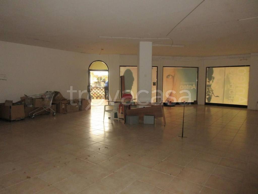 locale commerciale in vendita ad Anzio