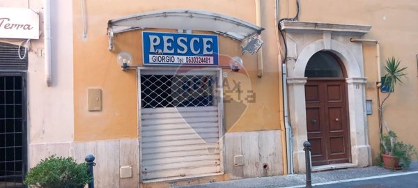 locale commerciale in vendita ad Anzio