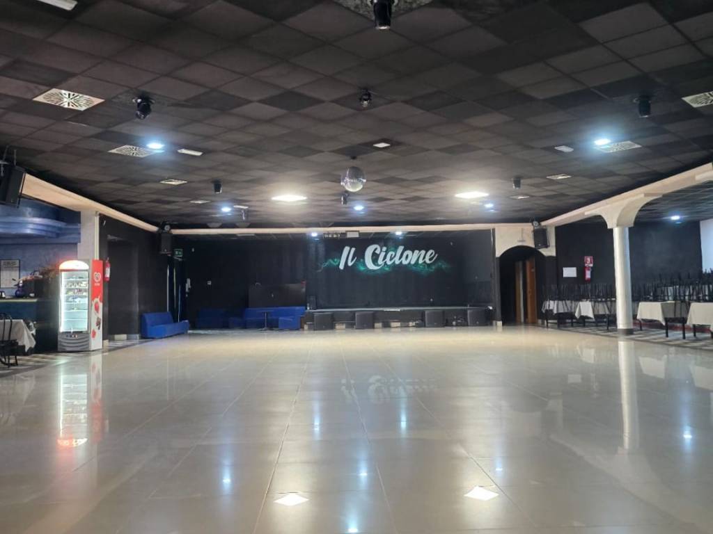 locale commerciale in vendita ad Anzio in zona Stazione