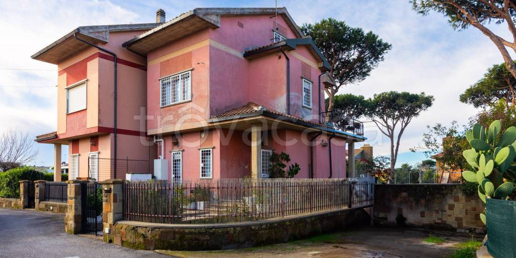 casa indipendente in vendita ad Anzio in zona Villa Claudia