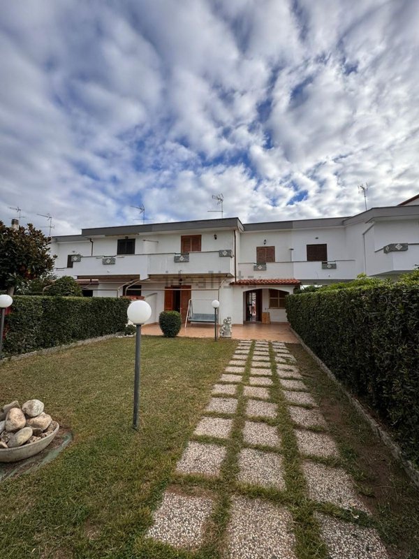 casa indipendente in vendita ad Anzio in zona Villa Claudia