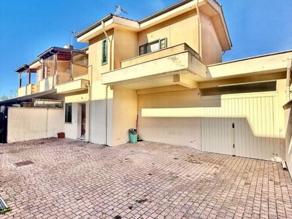 casa indipendente in vendita ad Anzio in zona Villa Claudia