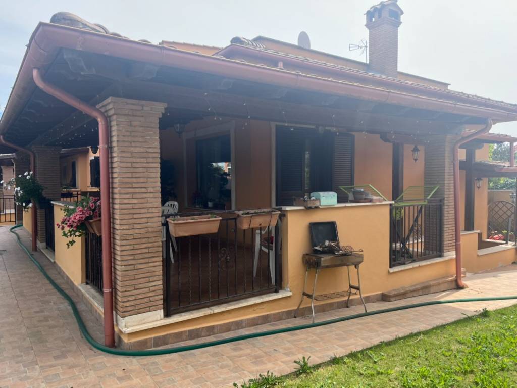 casa indipendente in vendita ad Anzio